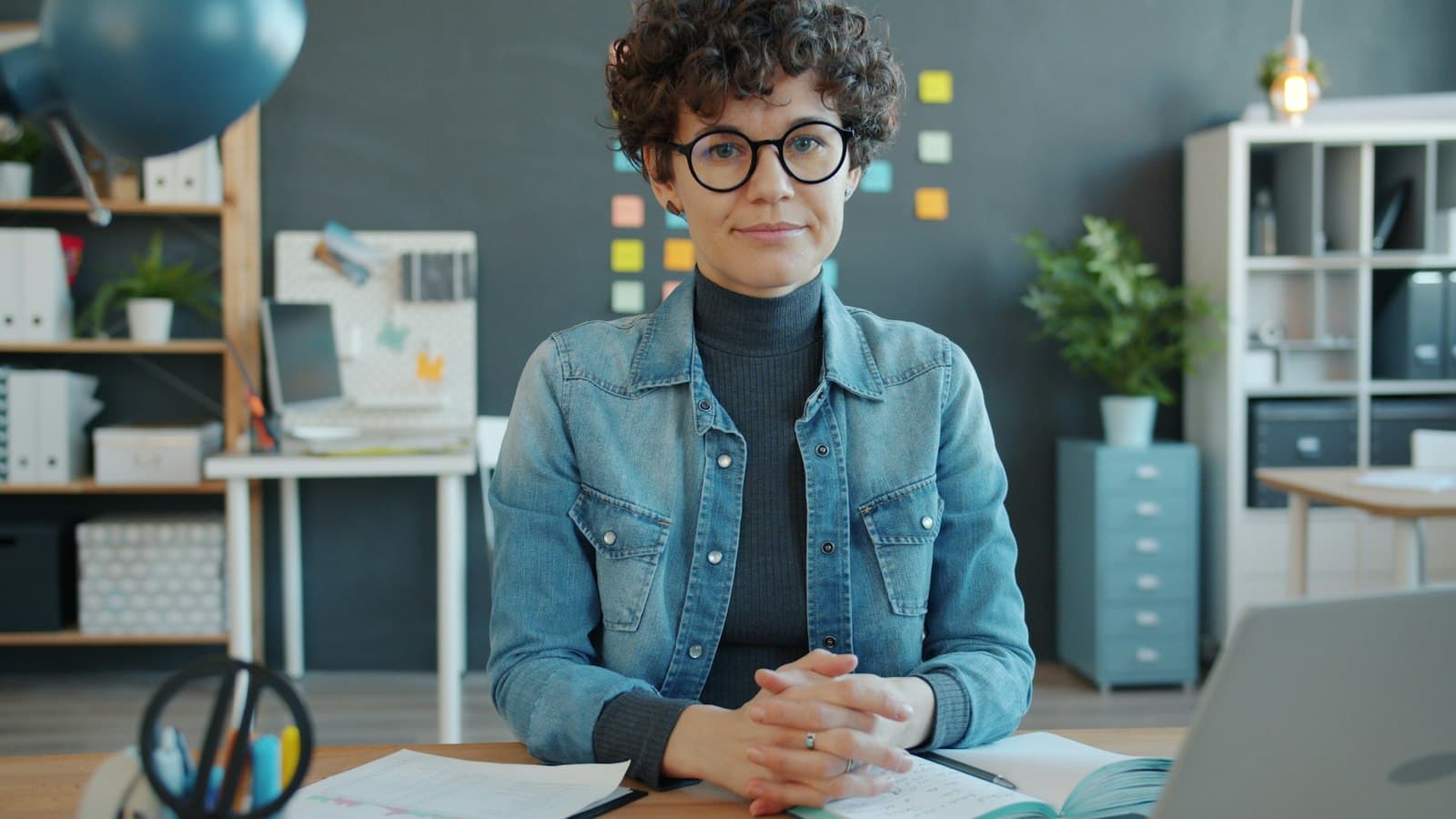 A mentor at her desk, ready for an online lesson